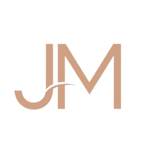 Logo mit den goldbeigen Initialen „JM“ im minimalistischen Stil, steht für Janina Mushrief, Expertin für digitales Marketing, Content-Strategie und Markenaufbau.